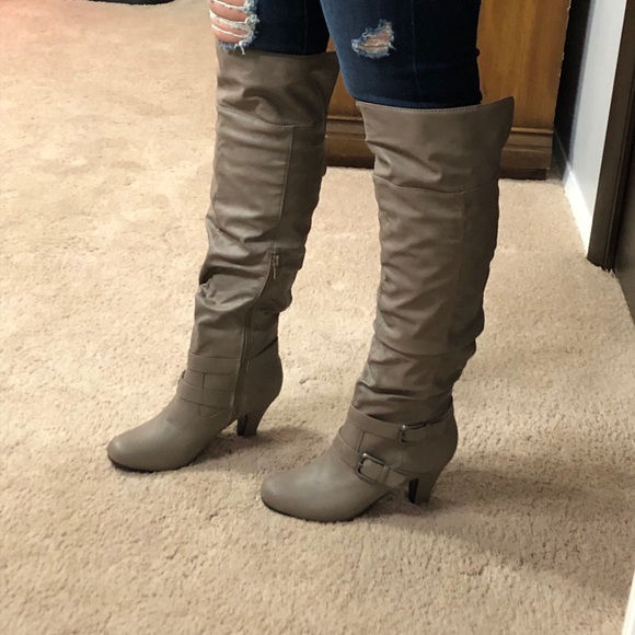 Gray Knee-High Side Zip Heeled Boots - Picture 3 of 6